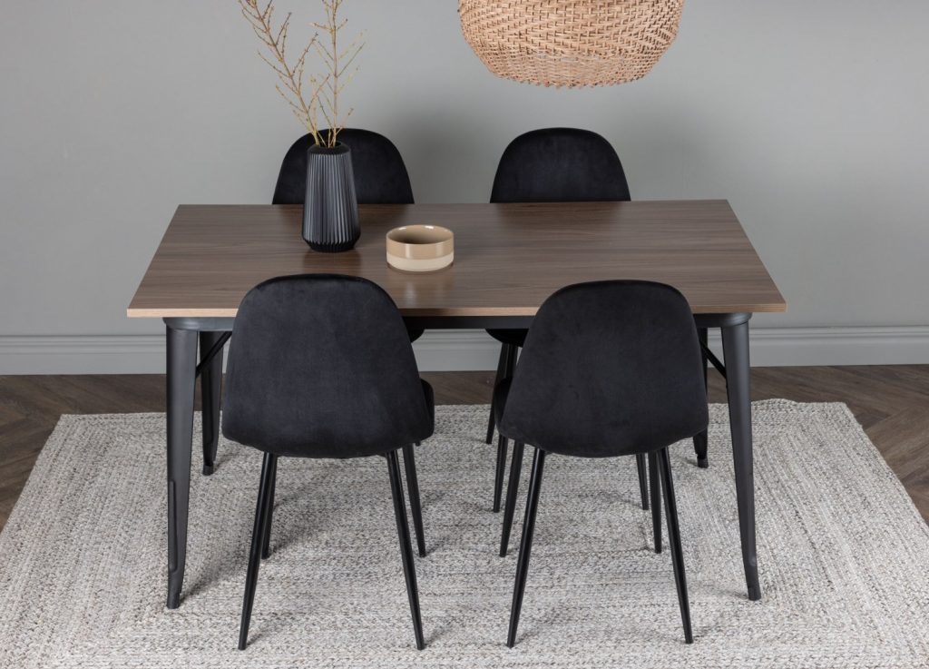 Ensemble table à manger rectangulaire Tempe avec 4 chaises Polar dans une salle à manger