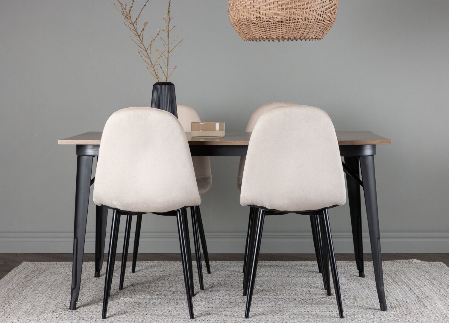 Table rectangulaire Tempe et 4 chaises Polar présentées dans un intérieur contemporain