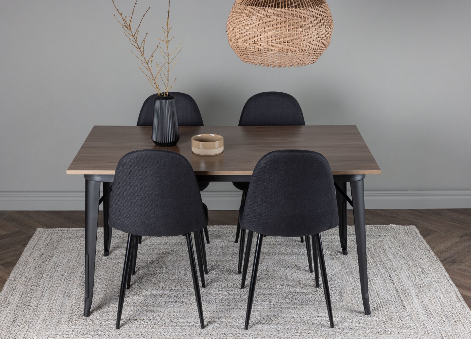 Table rectangulaire Tempe et 4 chaises Polar présentées dans un intérieur contemporain