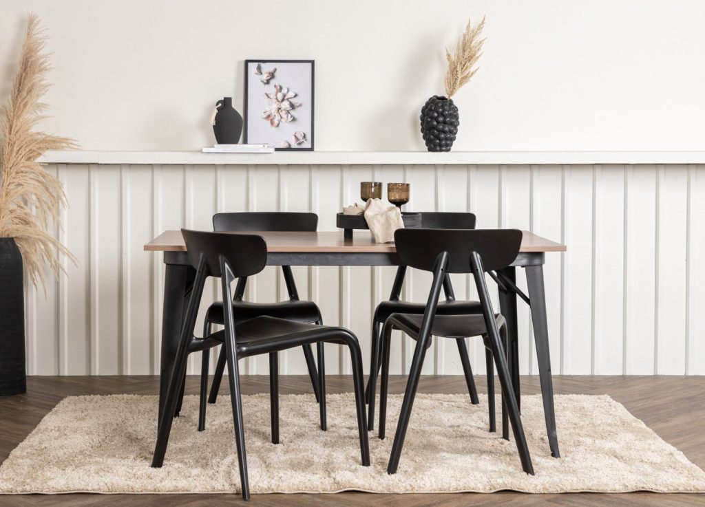 Ensemble table à manger rectangulaire Tempe avec 4 chaises Ursholmen dans une salle à manger