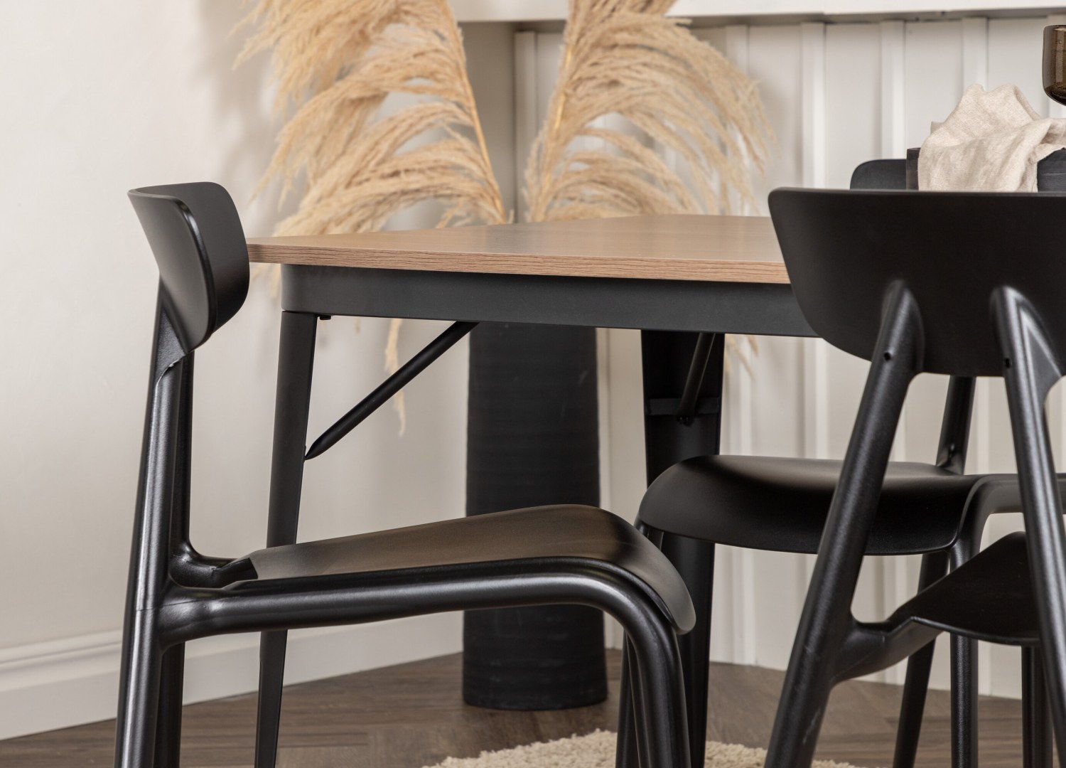 Table rectangulaire Tempe et 4 chaises Ursholmen présentées dans un intérieur contemporain
