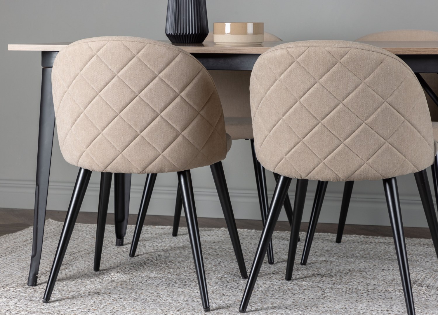 Table rectangulaire Tempe et 4 chaises Velvet présentées dans un intérieur contemporain