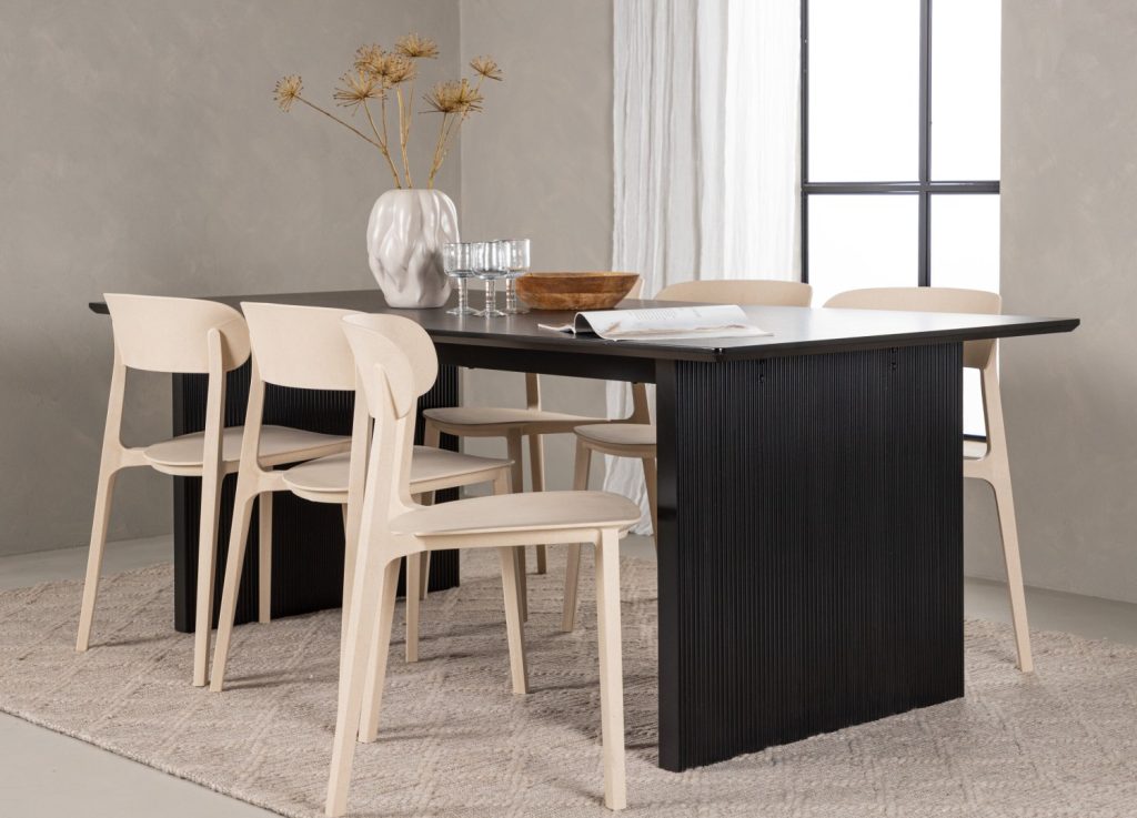 Ensemble table à manger rectangulaire Vail avec 6 chaises Åstol dans une salle à manger