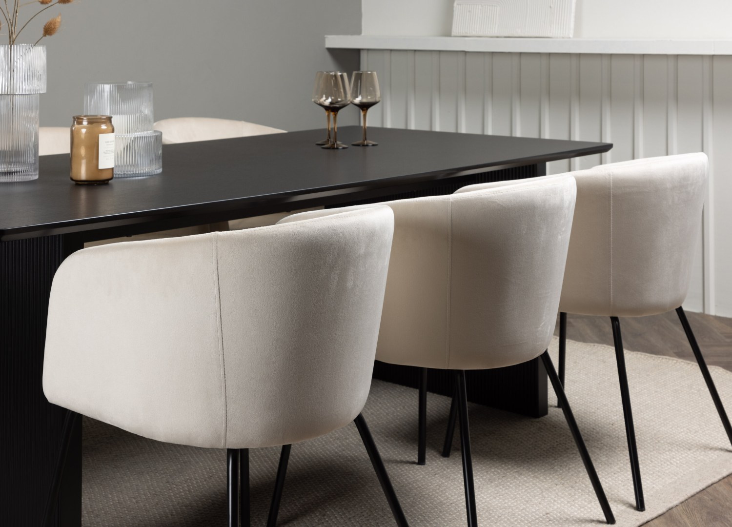 Table rectangulaire Vail et 6 chaises Berit présentées dans un intérieur contemporain