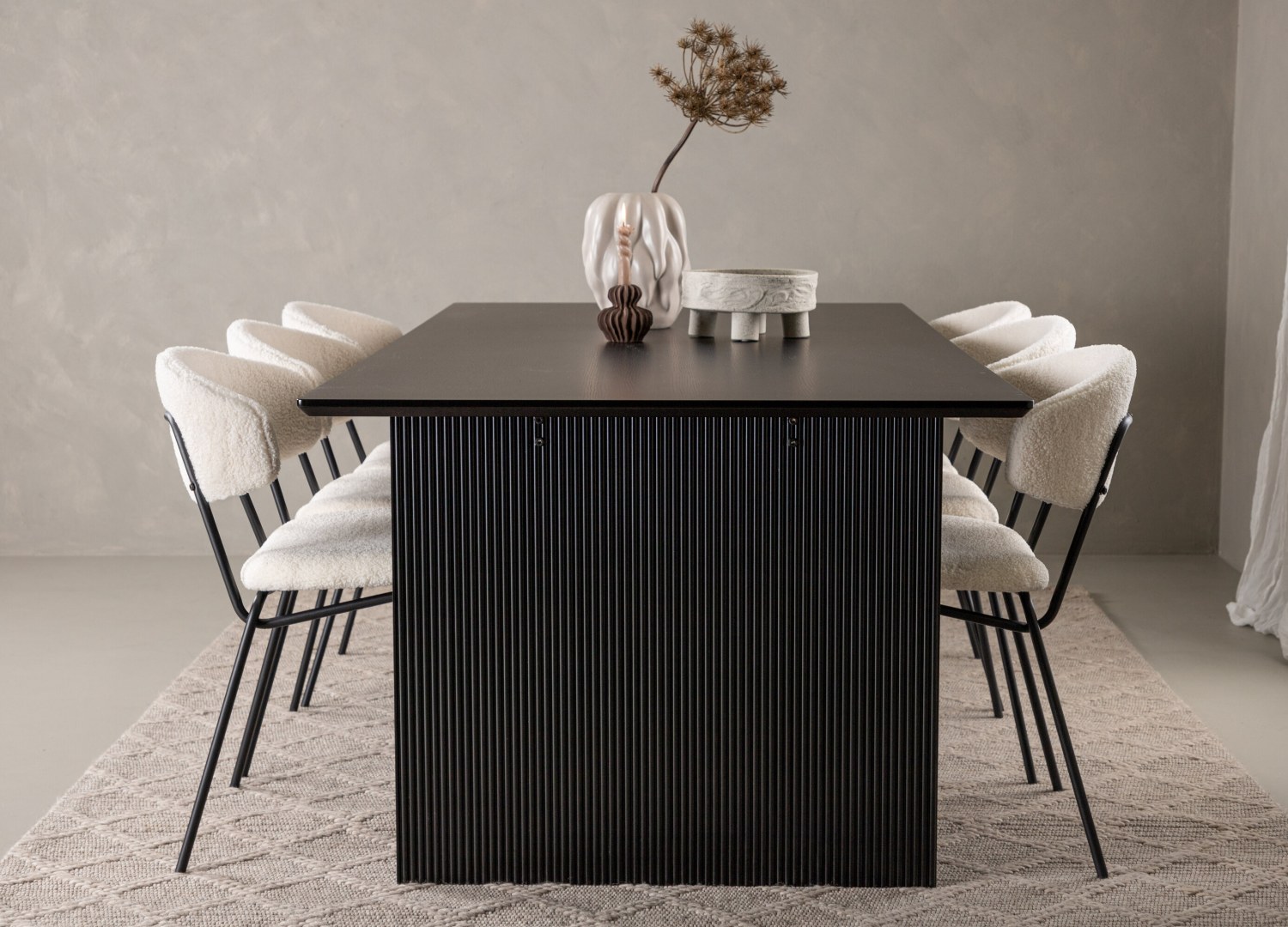 Table rectangulaire Vail et 6 chaises Chico présentées dans un intérieur contemporain