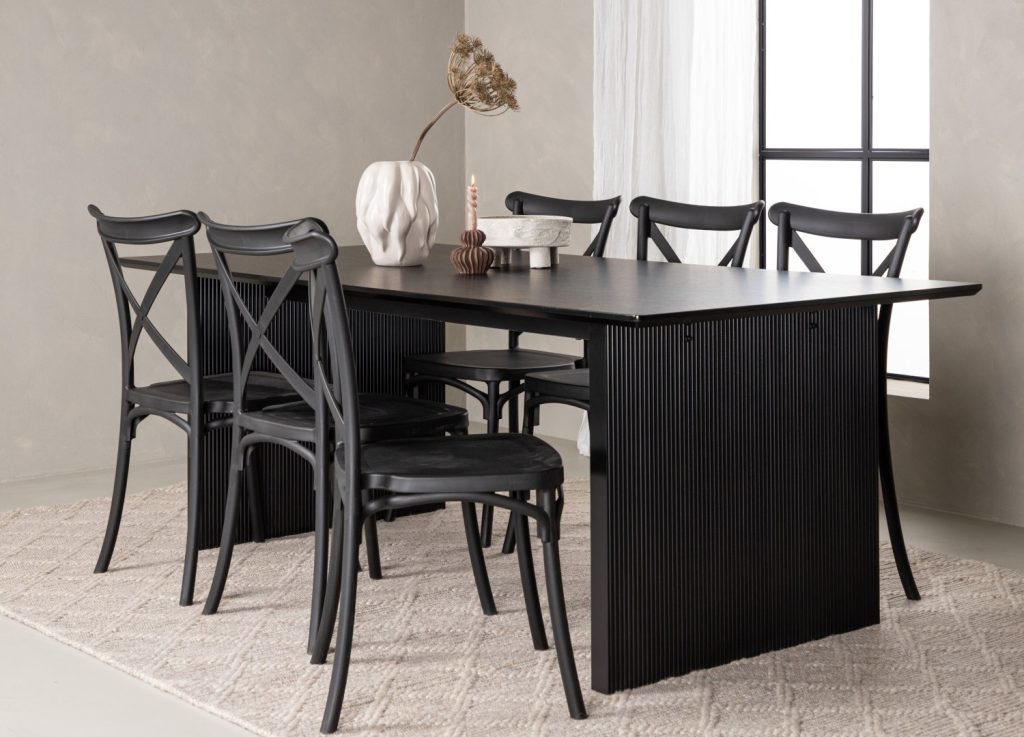 Ensemble table à manger rectangulaire Vail avec 6 chaises Crosett dans une salle à manger