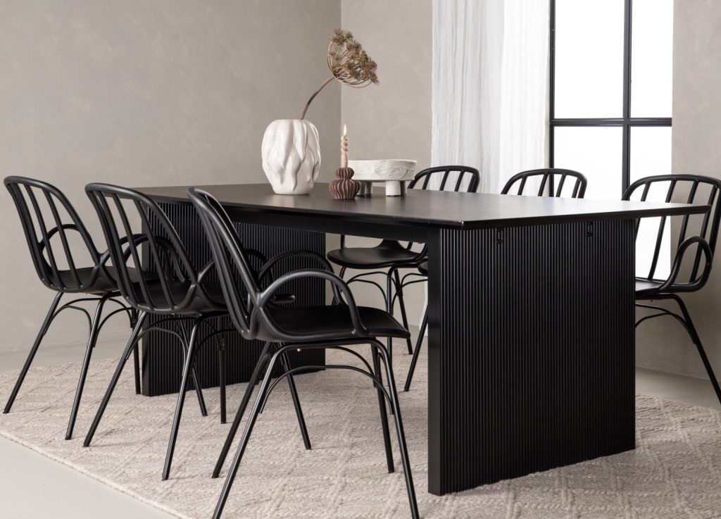 Ensemble table à manger rectangulaire Vail avec 6 chaises Dyrön dans une salle à manger