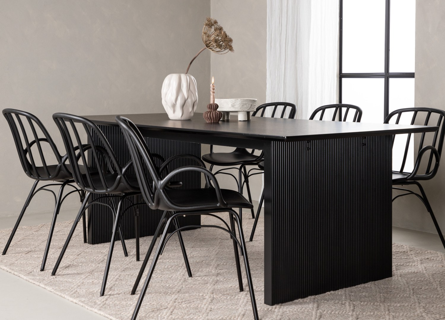 Ensemble table à manger rectangulaire Vail avec 6 chaises Dyrön dans une salle à manger