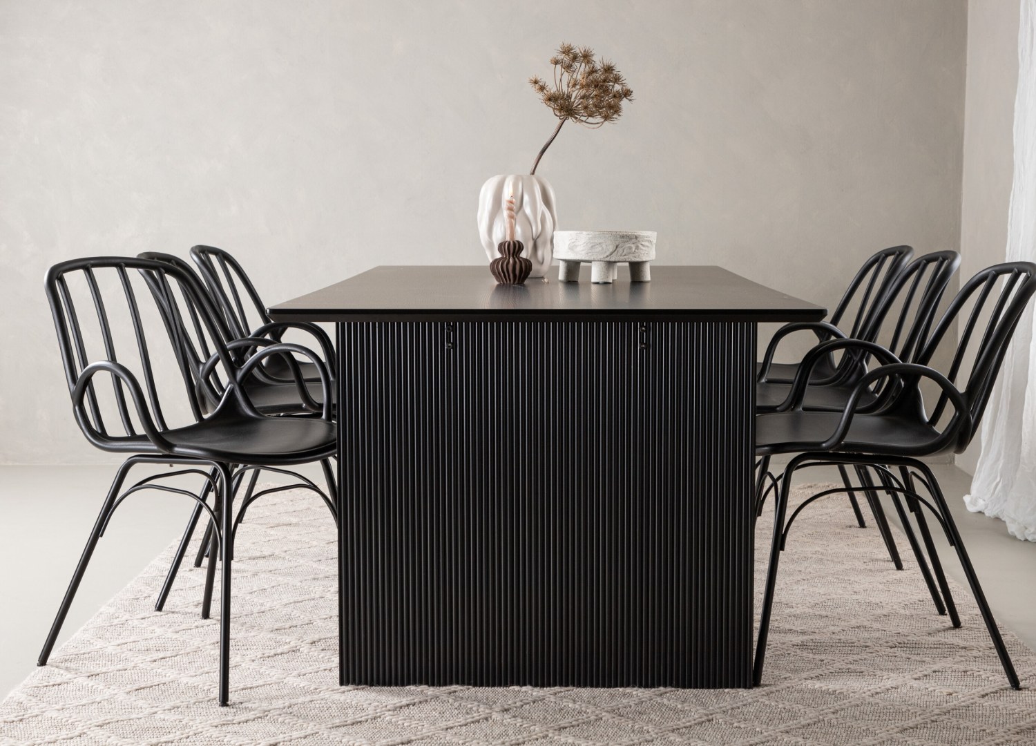 Table rectangulaire Vail et 6 chaises Dyrön présentées dans un intérieur contemporain