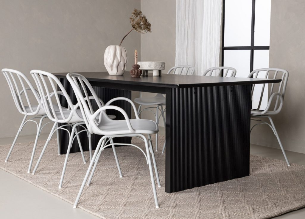 Ensemble table à manger rectangulaire Vail avec 6 chaises Dyrön dans une salle à manger
