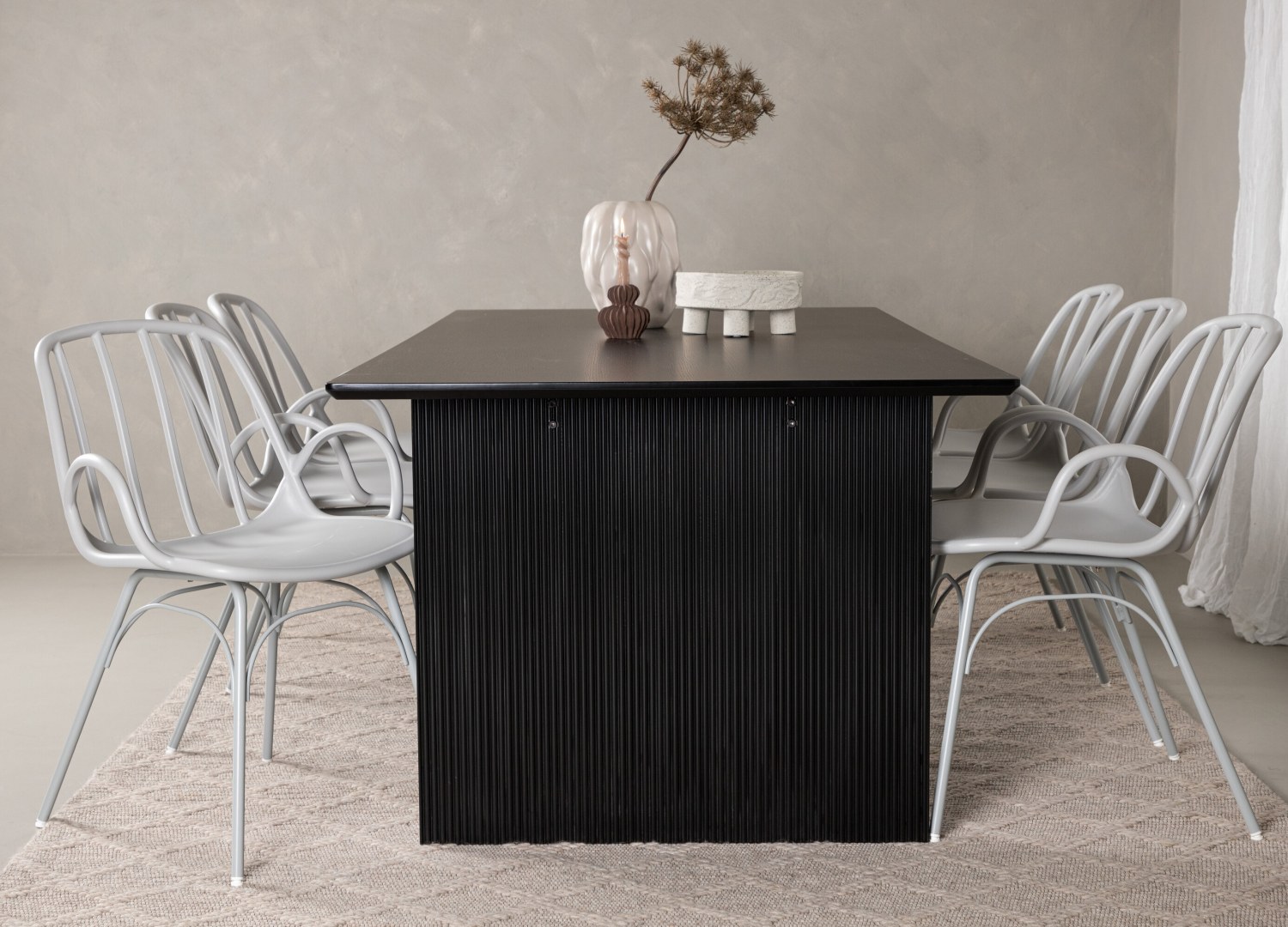 Table rectangulaire Vail et 6 chaises Dyrön présentées dans un intérieur contemporain