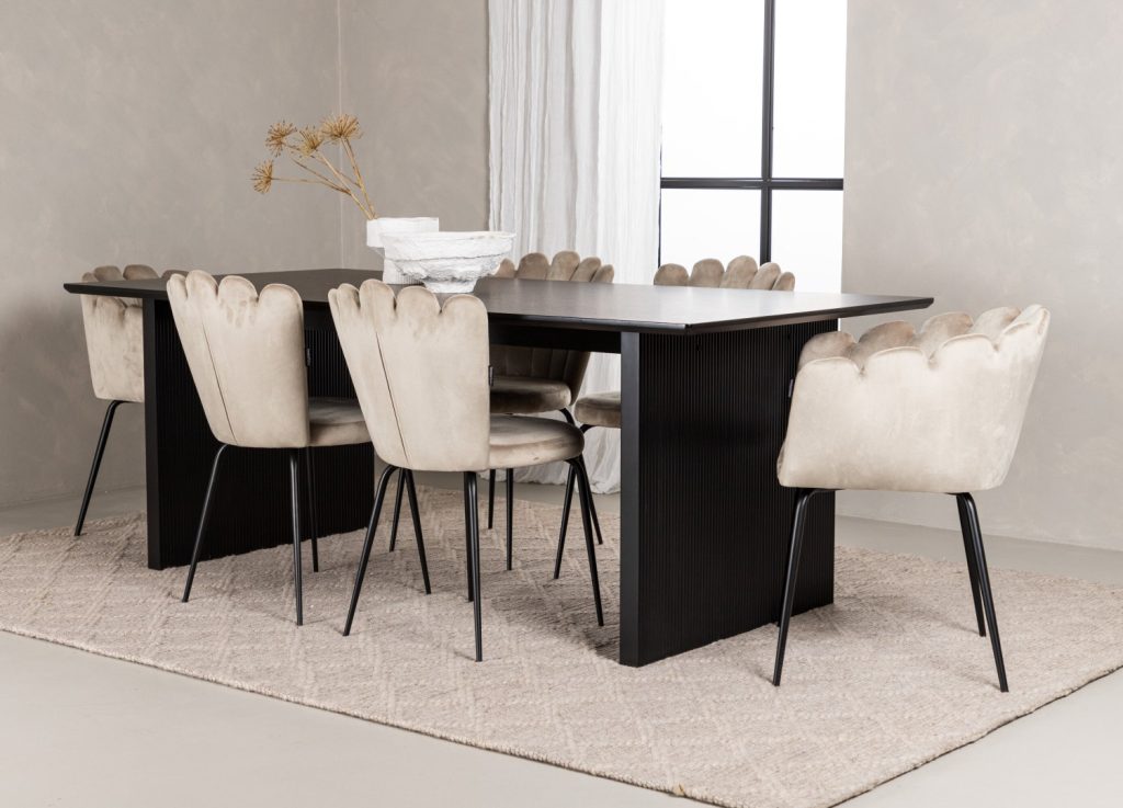 Ensemble table à manger rectangulaire Vail avec 6 chaises Limhamn dans une salle à manger