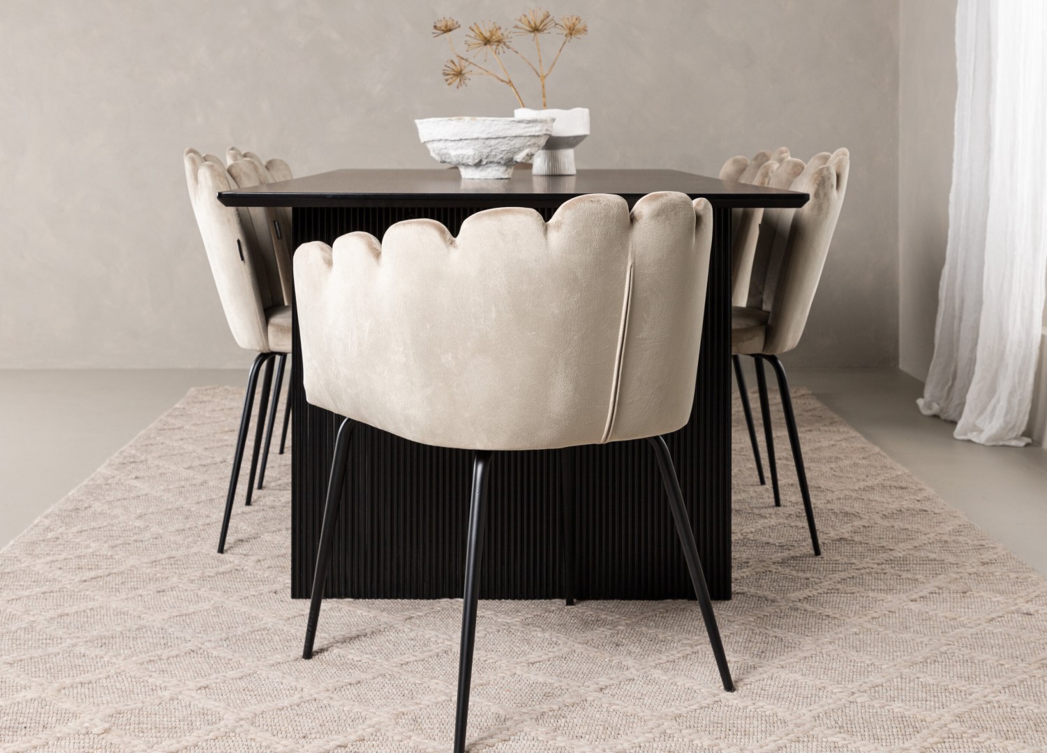 Table rectangulaire Vail et 6 chaises Limhamn présentées dans un intérieur contemporain
