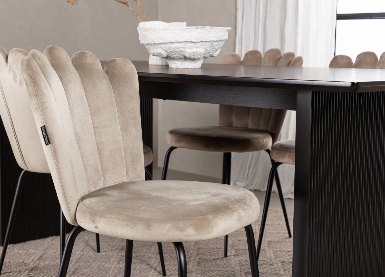 Vue d’ambiance 5 de la table Vail avec 6 chaises Limhamn