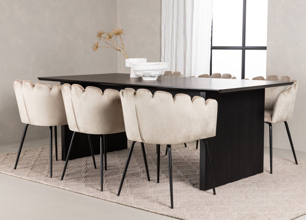 Ensemble table à manger rectangulaire Vail avec 6 chaises Limhamn dans une salle à manger