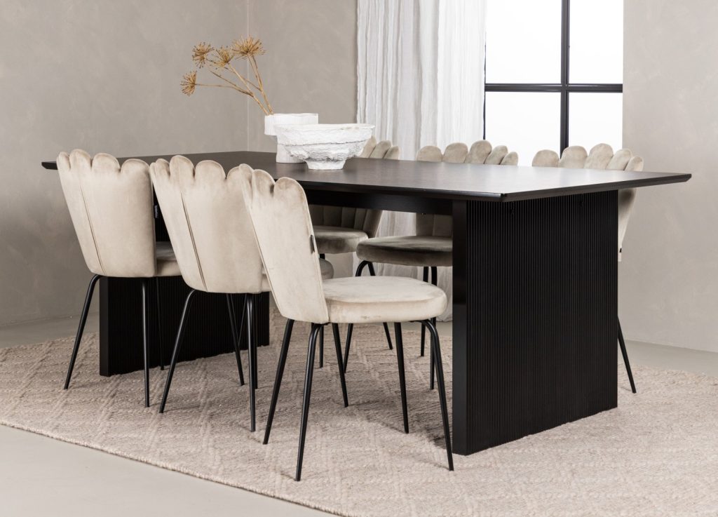 Ensemble table à manger rectangulaire Vail avec 6 chaises Limhamn dans une salle à manger
