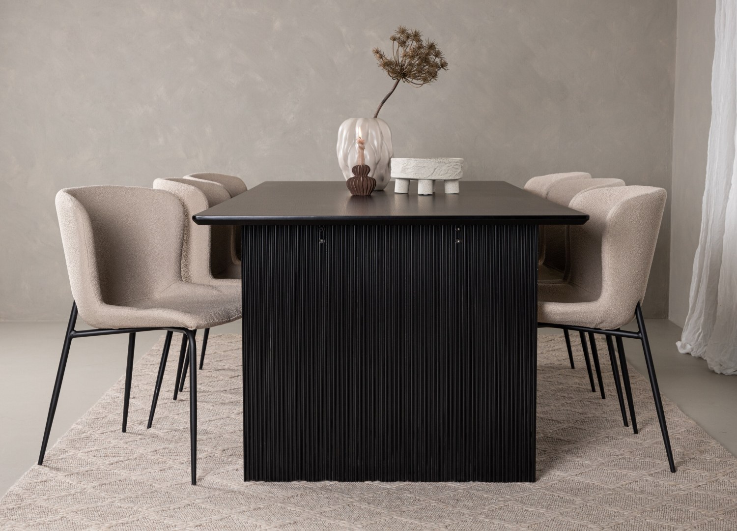 Table rectangulaire Vail et 6 chaises Modesto présentées dans un intérieur contemporain