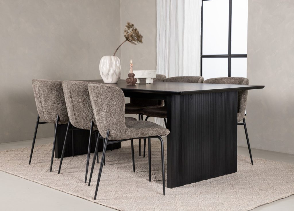 Ensemble table à manger rectangulaire Vail avec 6 chaises Modesto dans une salle à manger
