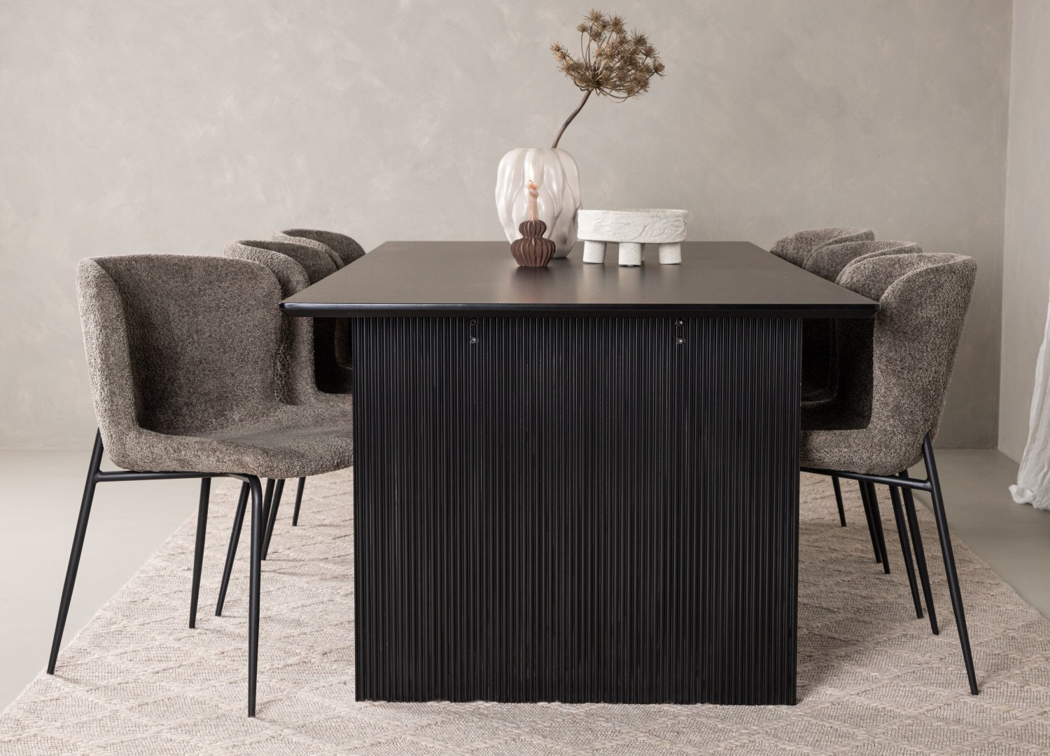 Table rectangulaire Vail et 6 chaises Modesto présentées dans un intérieur contemporain