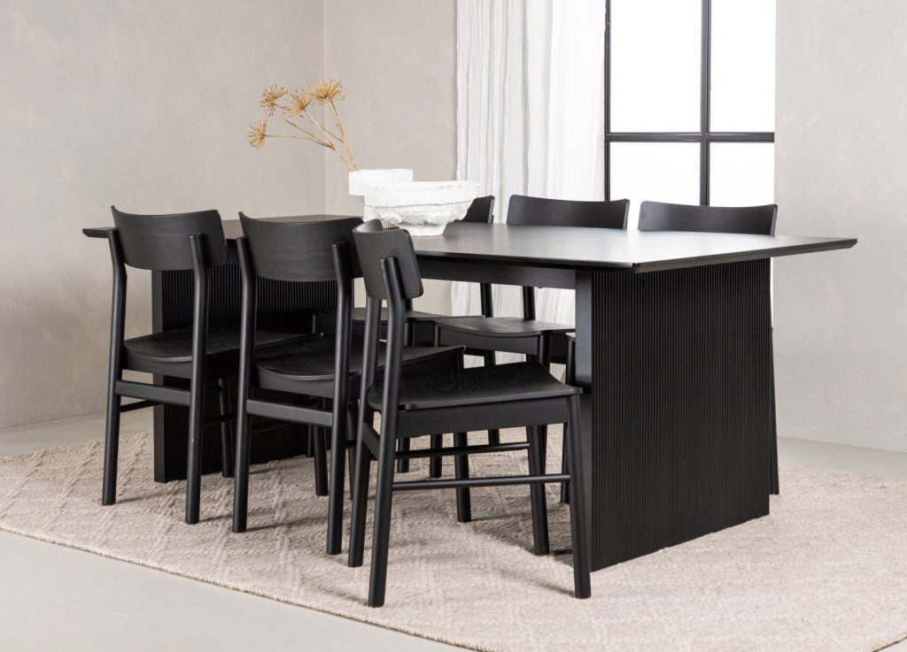 Ensemble table à manger rectangulaire Vail avec 6 chaises Montros dans une salle à manger
