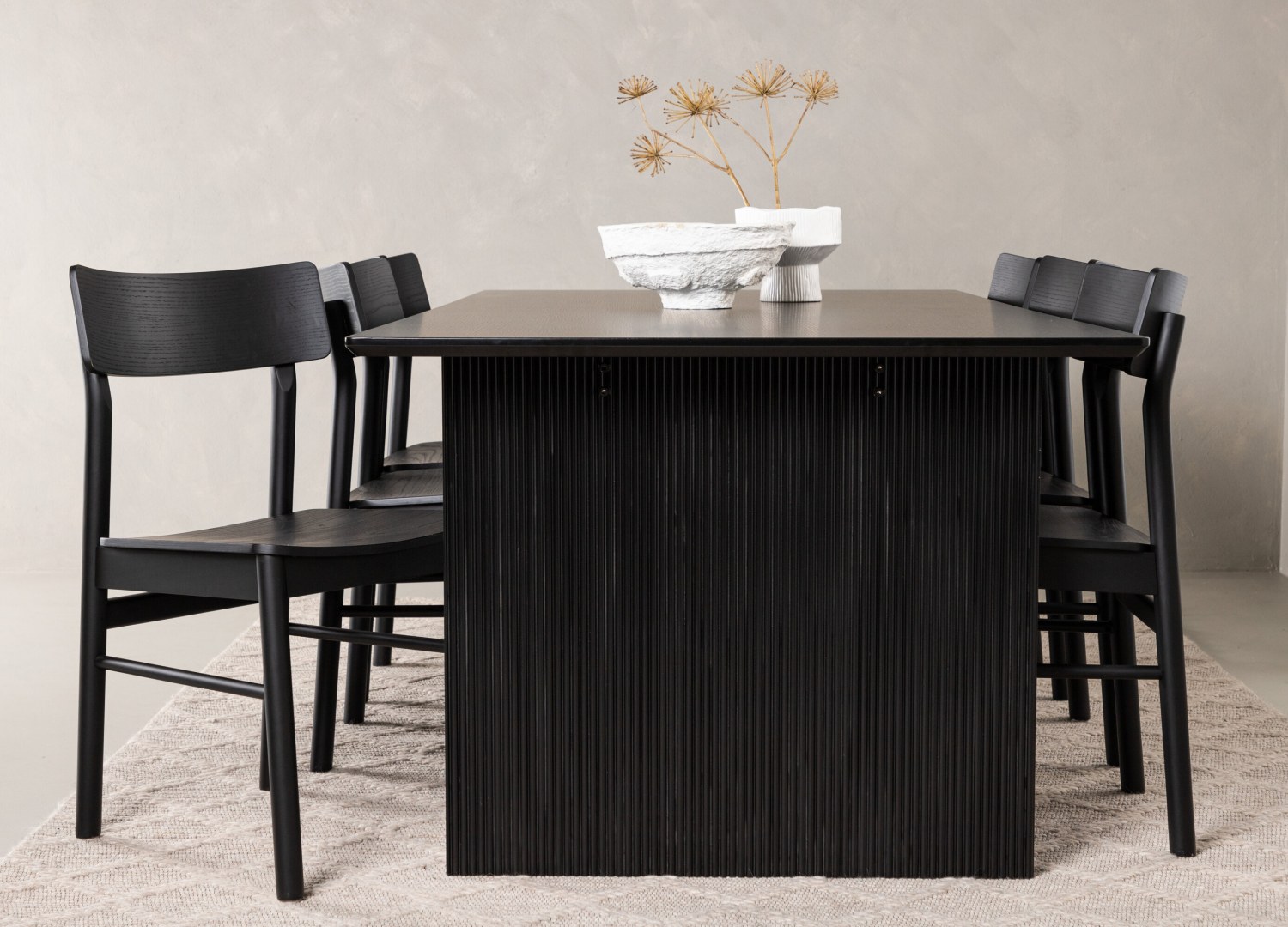 Table rectangulaire Vail et 6 chaises Montros présentées dans un intérieur contemporain