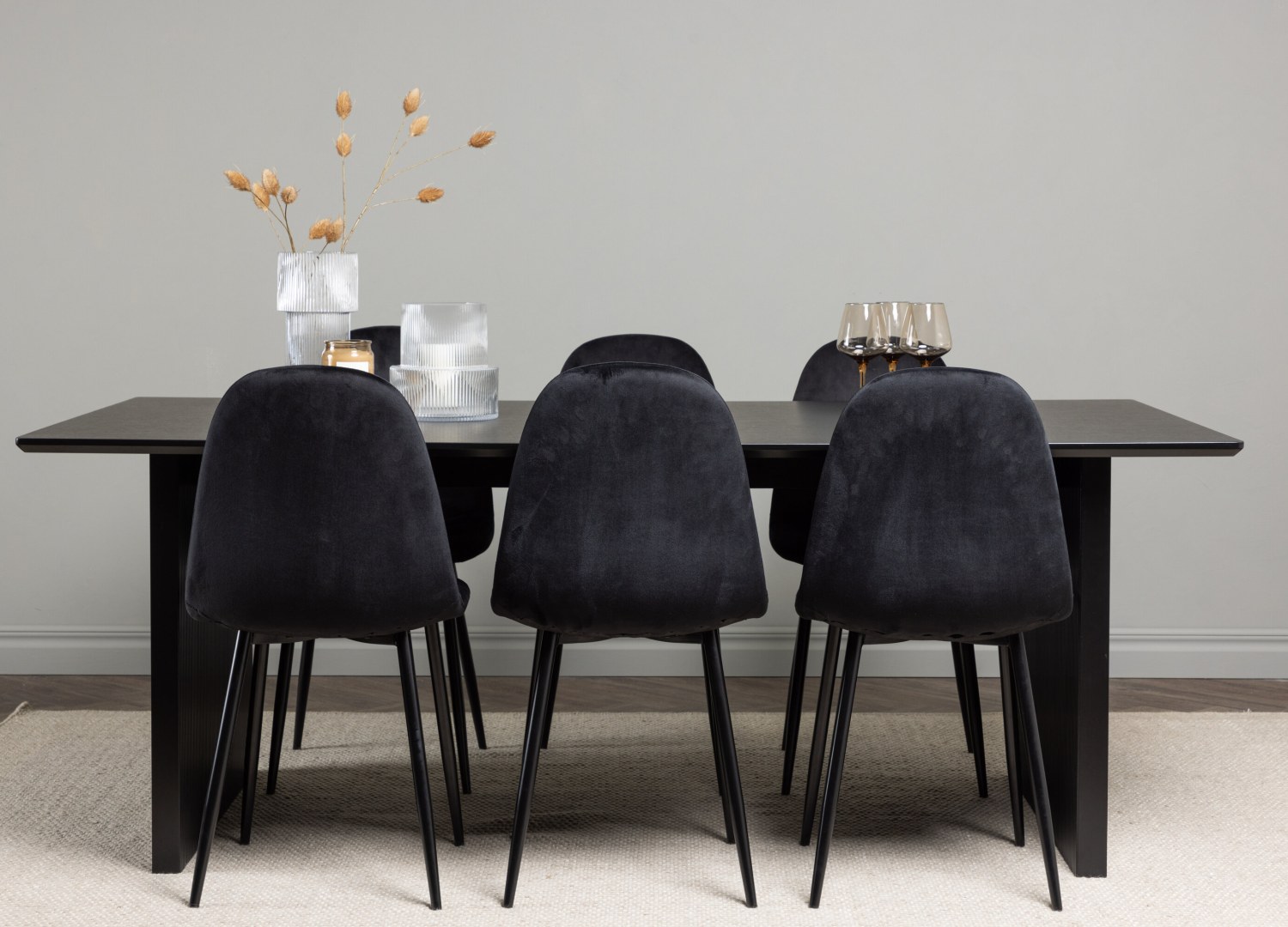 Ensemble table à manger rectangulaire Vail avec 6 chaises Polar dans une salle à manger