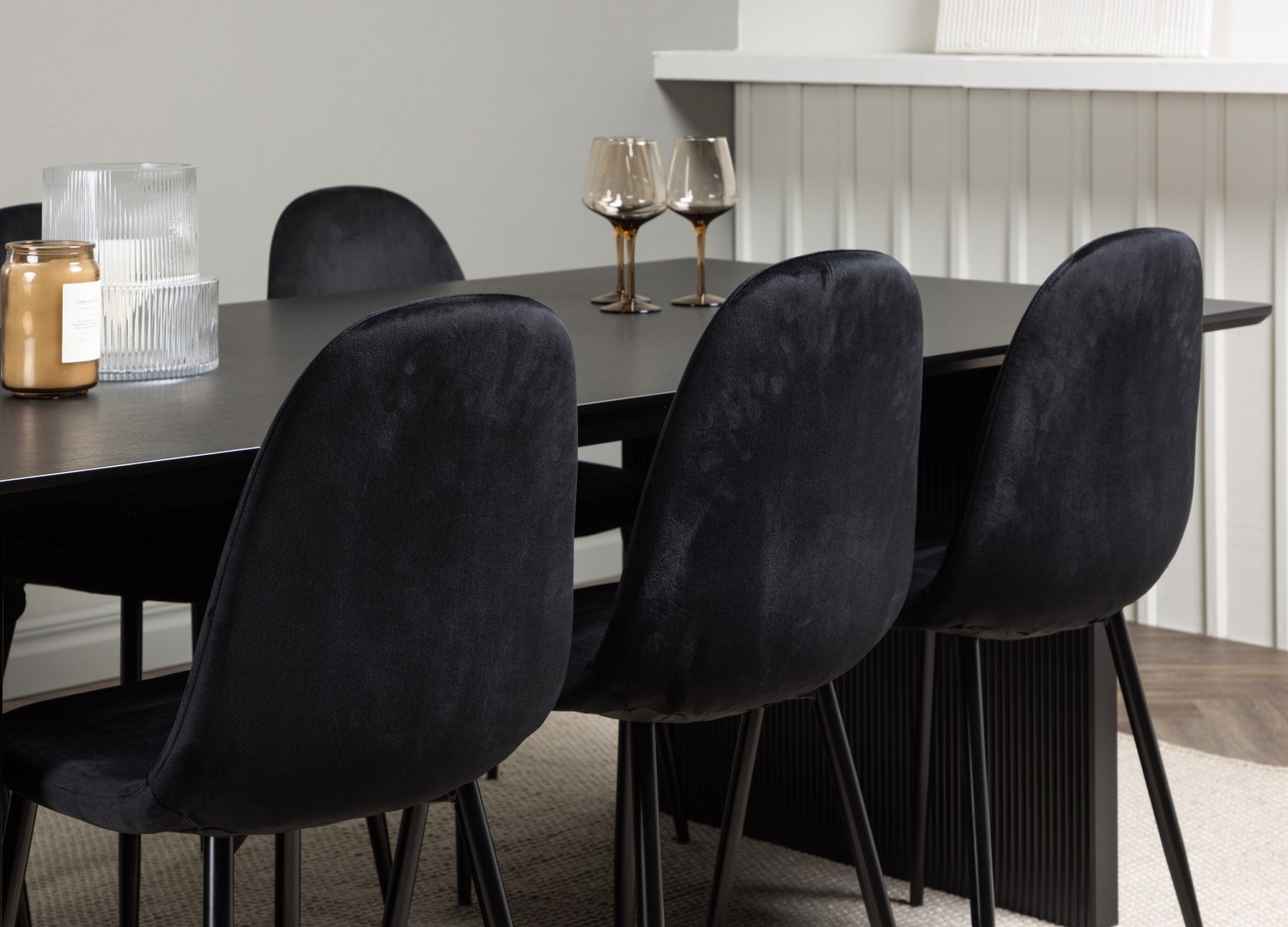 Table rectangulaire Vail et 6 chaises Polar présentées dans un intérieur contemporain