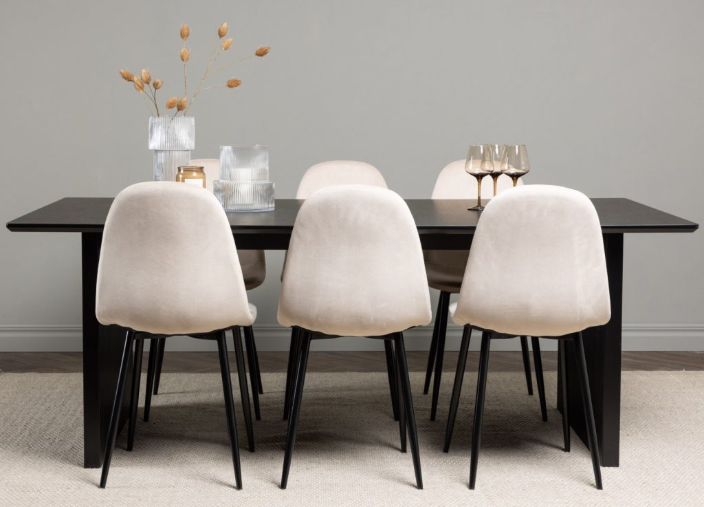 Ensemble table à manger rectangulaire Vail avec 6 chaises Polar dans une salle à manger