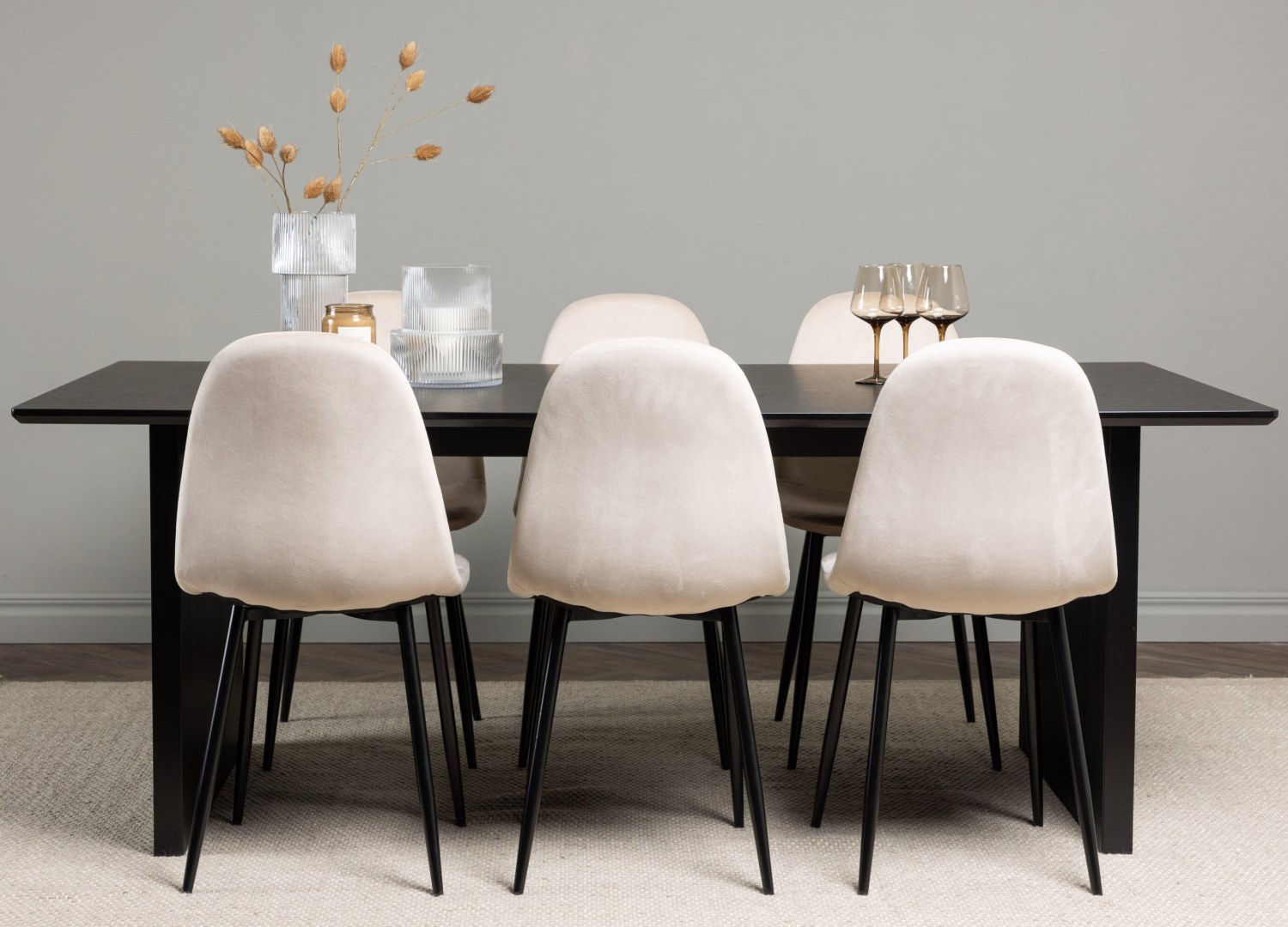 Ensemble table à manger rectangulaire Vail avec 6 chaises Polar dans une salle à manger