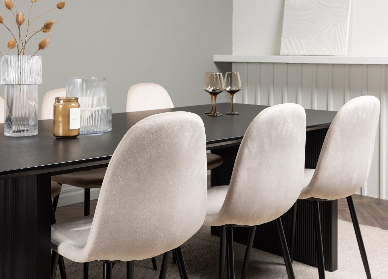 Table rectangulaire Vail et 6 chaises Polar présentées dans un intérieur contemporain