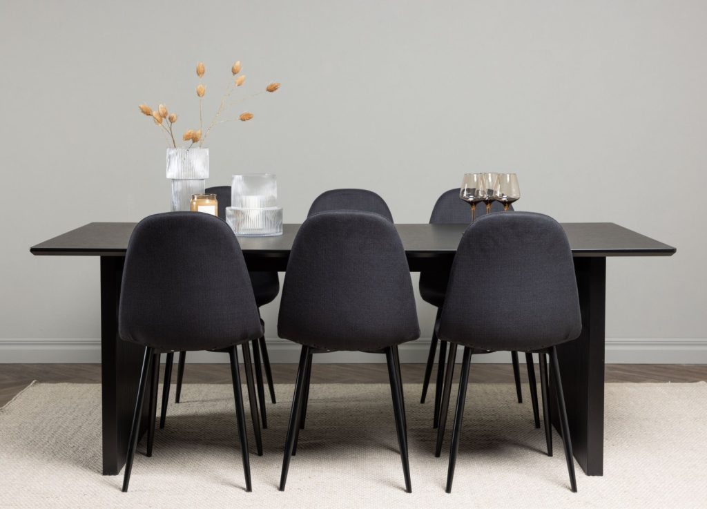 Ensemble table à manger rectangulaire Vail avec 6 chaises Polar dans une salle à manger