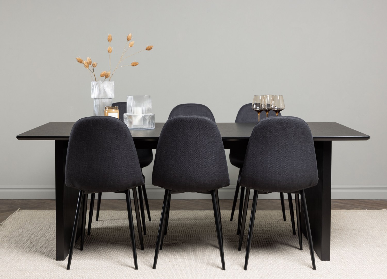 Ensemble table à manger rectangulaire Vail avec 6 chaises Polar dans une salle à manger