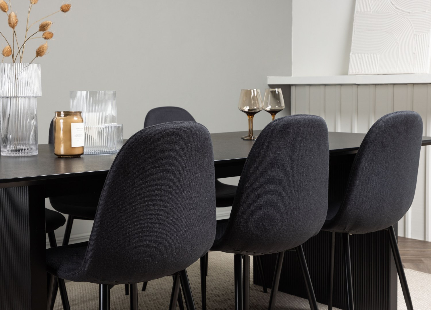 Table rectangulaire Vail et 6 chaises Polar présentées dans un intérieur contemporain
