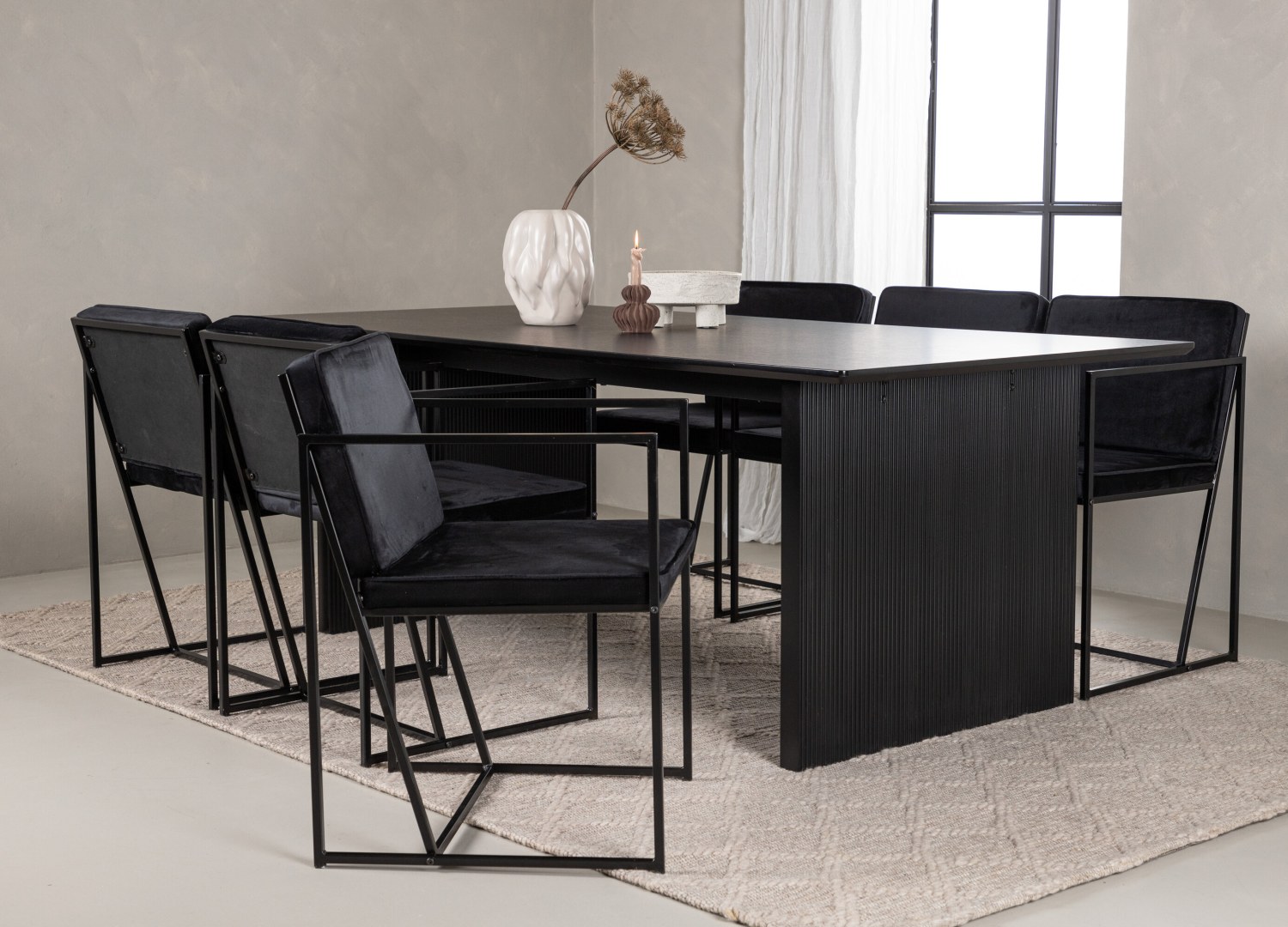 Ensemble table à manger rectangulaire Vail avec 6 chaises Richmond dans une salle à manger