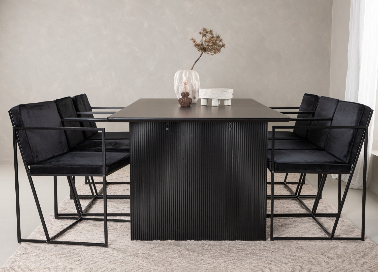 Table rectangulaire Vail et 6 chaises Richmond présentées dans un intérieur contemporain
