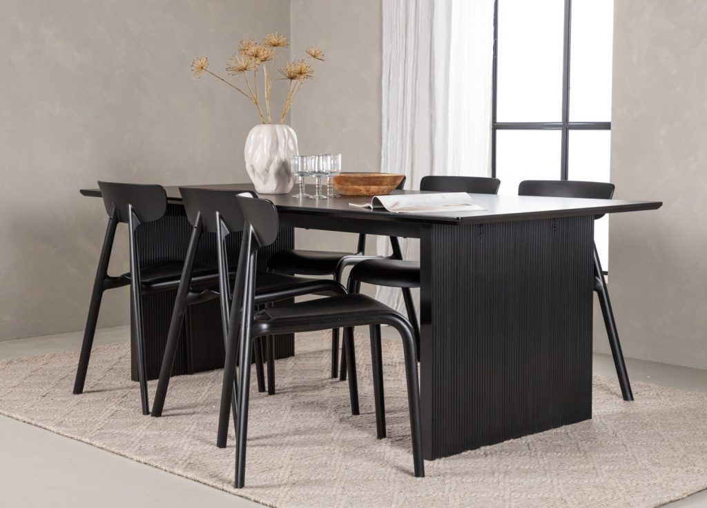 Ensemble table à manger rectangulaire Vail avec 6 chaises Ursholmen dans une salle à manger