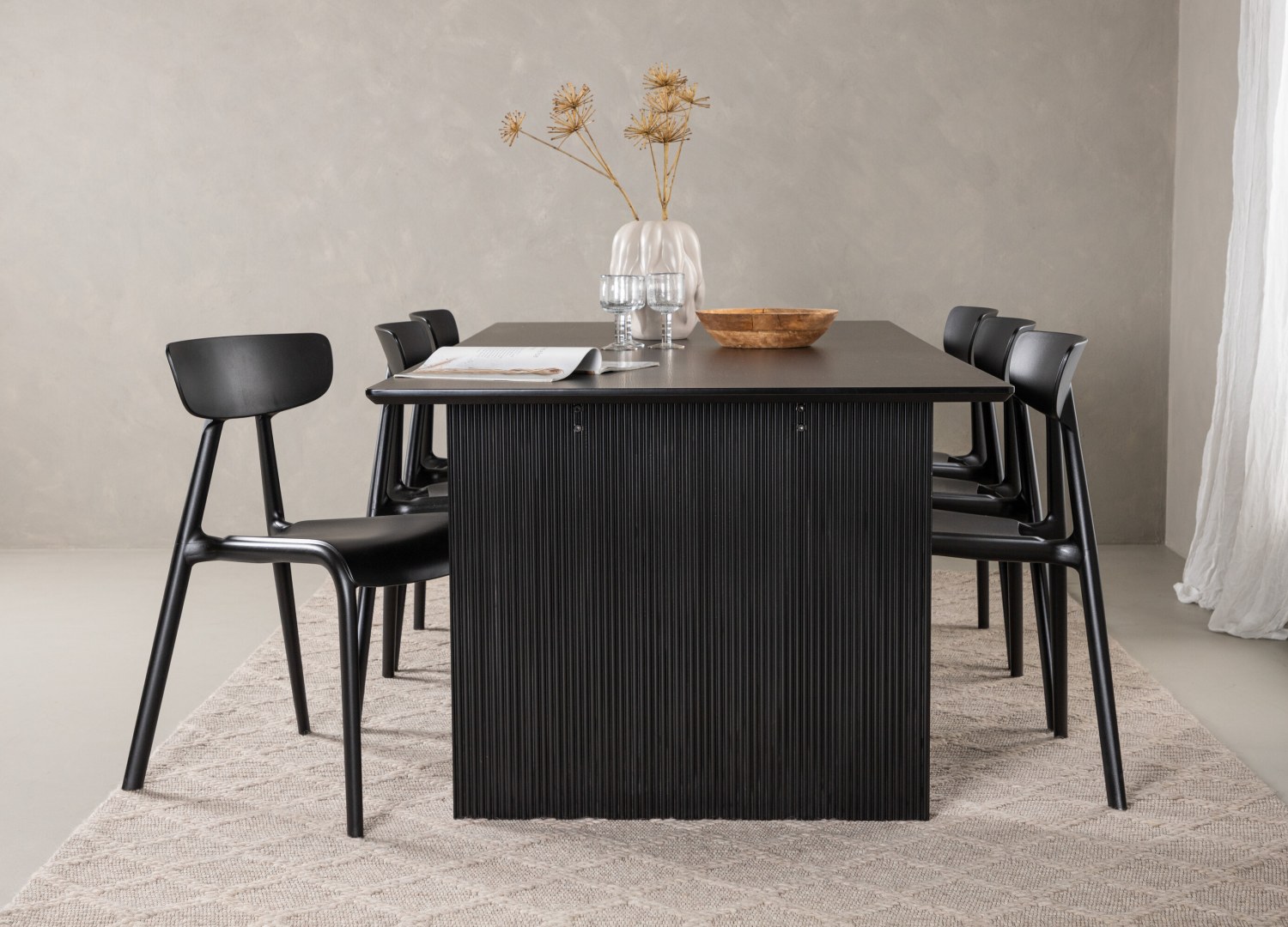 Table rectangulaire Vail et 6 chaises Ursholmen présentées dans un intérieur contemporain