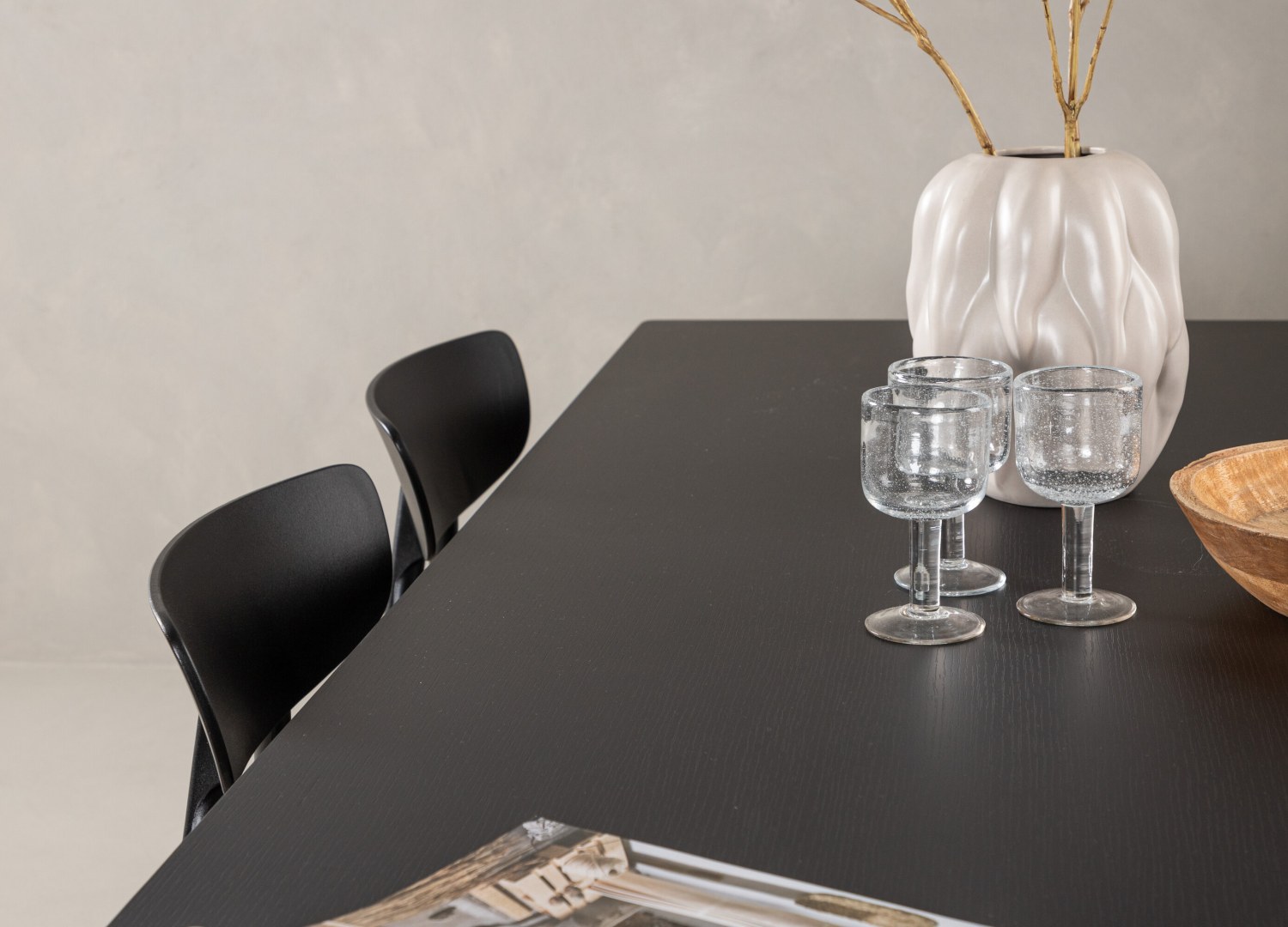 Vue d’ambiance 4 de la table Vail avec 6 chaises Ursholmen