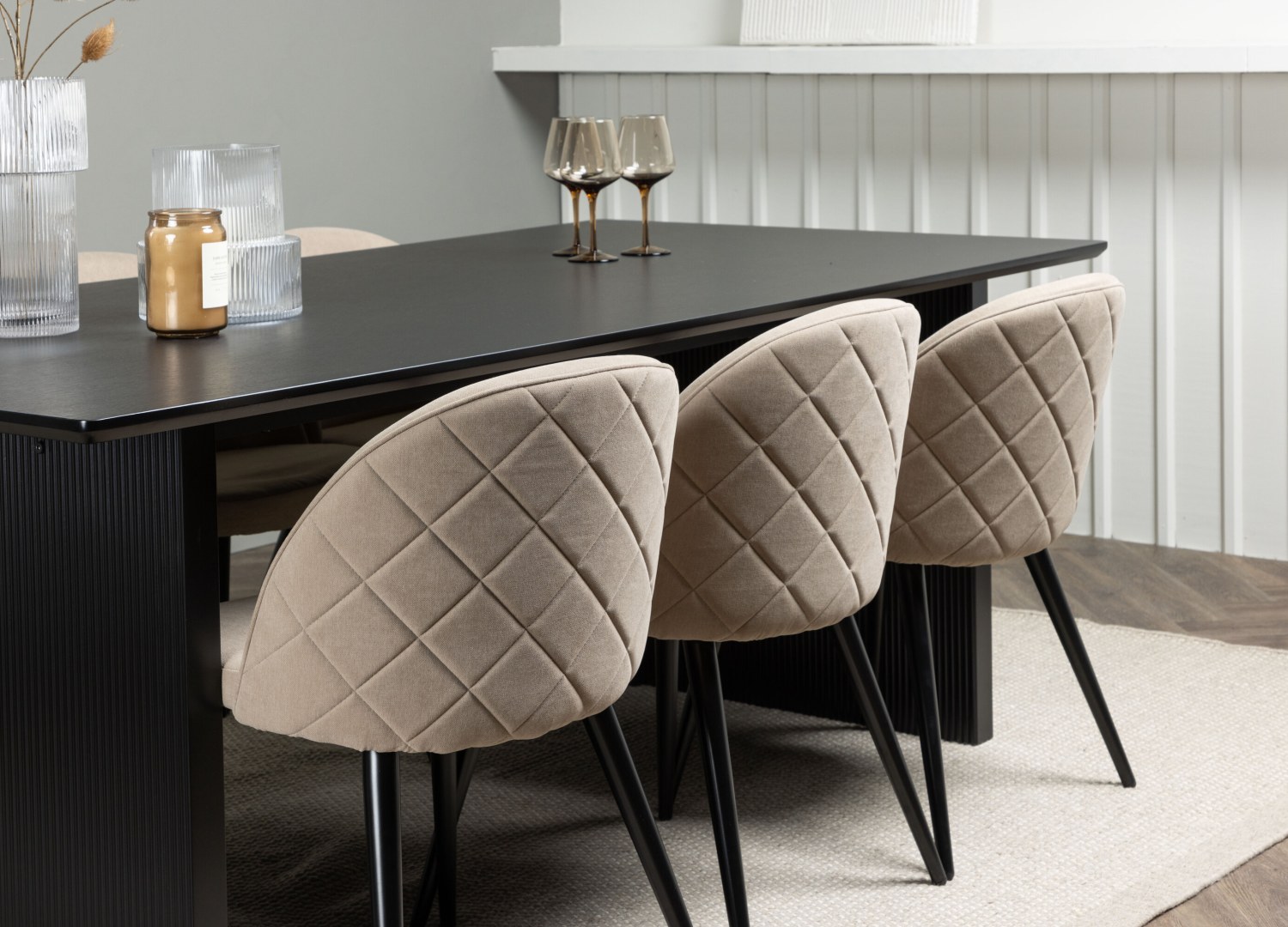 Table rectangulaire Vail et 6 chaises Velvet présentées dans un intérieur contemporain