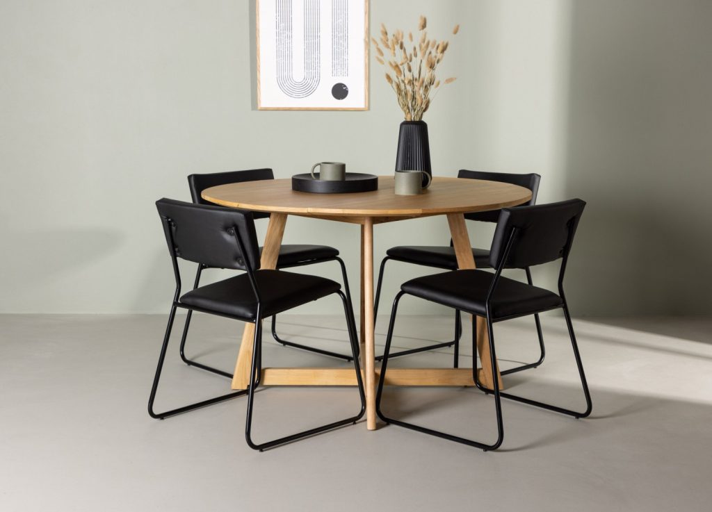 Ensemble table à manger ronde Yakidon avec 4 chaises Kenth dans une salle à manger
