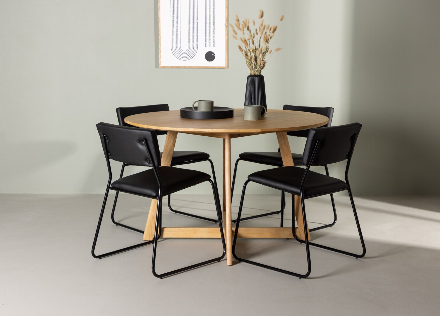 Ensemble table à manger ronde Yakidon avec 4 chaises Kenth dans une salle à manger