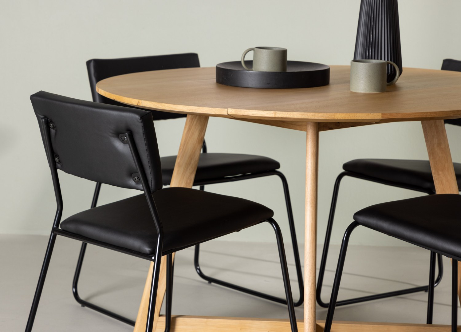 Table ronde Yakidon et 4 chaises Kenth présentées dans un intérieur contemporain