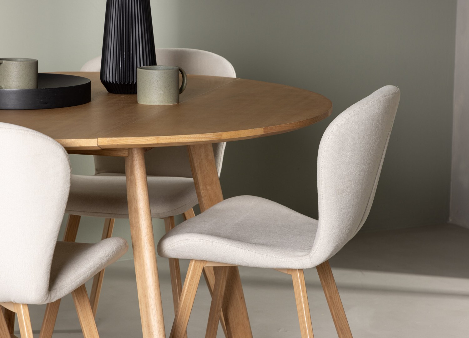Table ronde Yakidon et 4 chaises Lilja présentées dans un intérieur contemporain