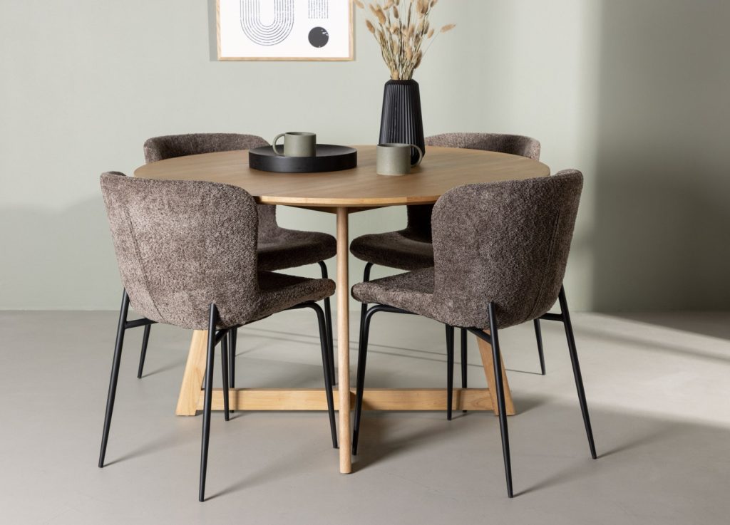 Ensemble table à manger ronde Yakidon avec 4 chaises Modesto dans une salle à manger