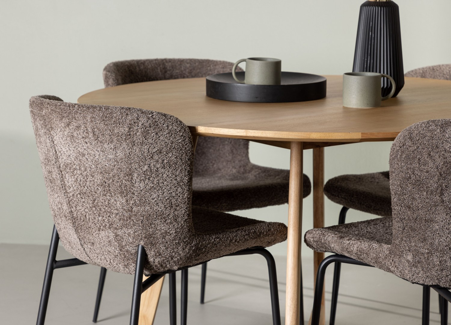 Table ronde Yakidon et 4 chaises Modesto présentées dans un intérieur contemporain