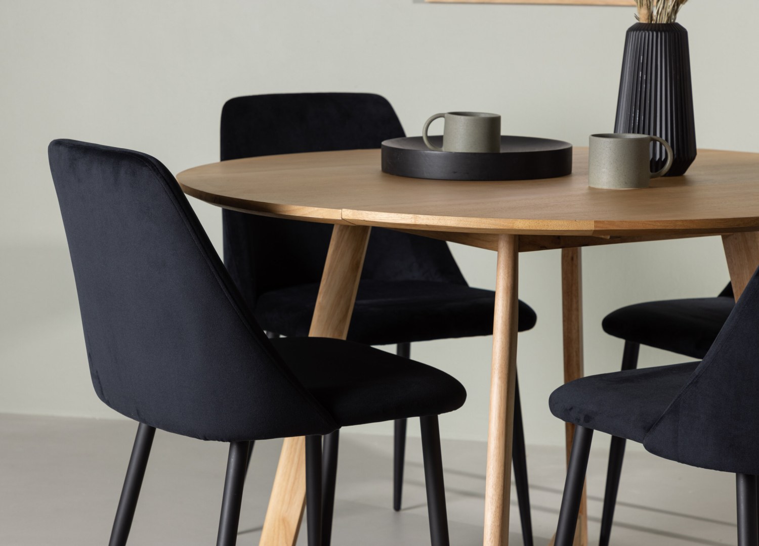 Table ronde Yakidon et 4 chaises Night présentées dans un intérieur contemporain
