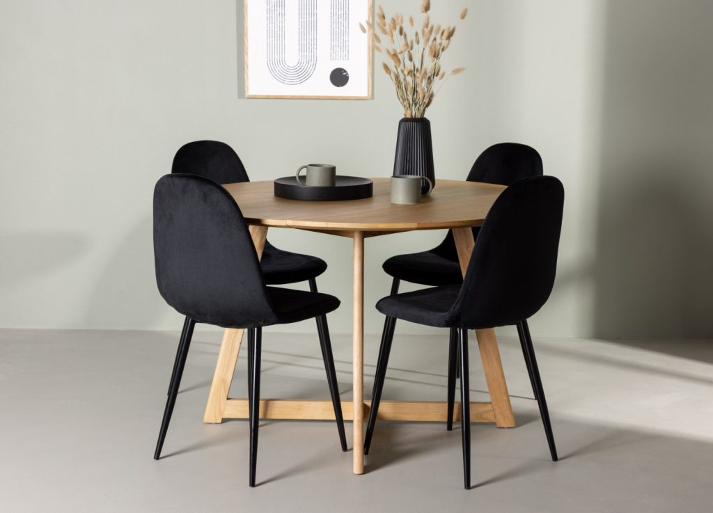 Ensemble table à manger ronde Yakidon avec 4 chaises Polar dans une salle à manger
