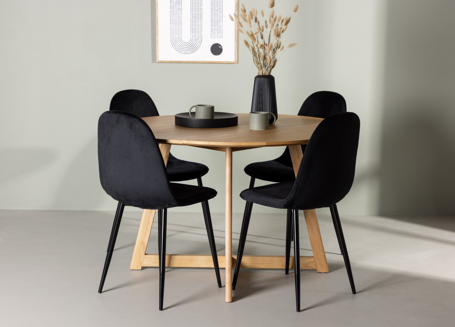 Ensemble table à manger ronde Yakidon avec 4 chaises Polar dans une salle à manger