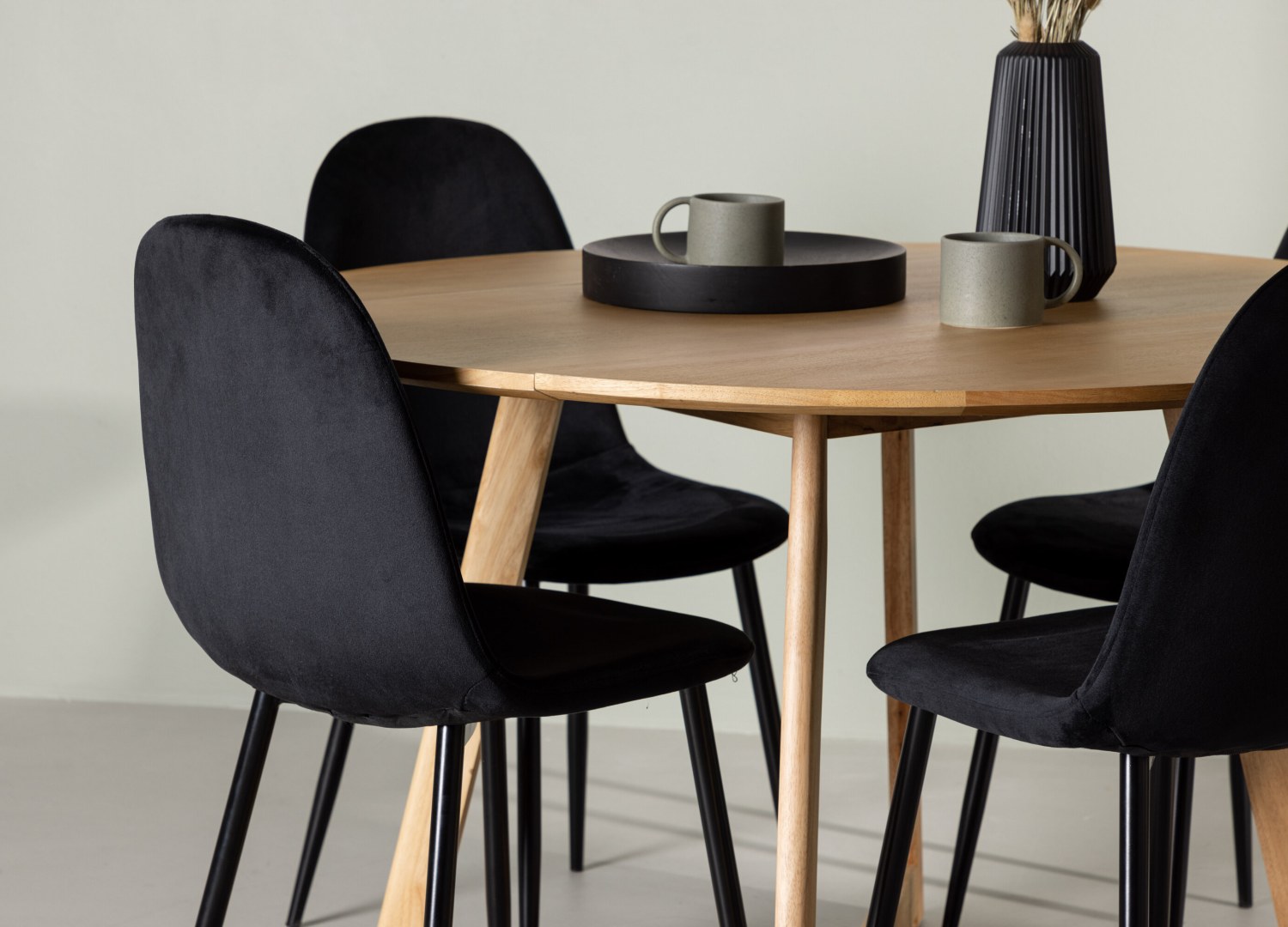 Table ronde Yakidon et 4 chaises Polar présentées dans un intérieur contemporain