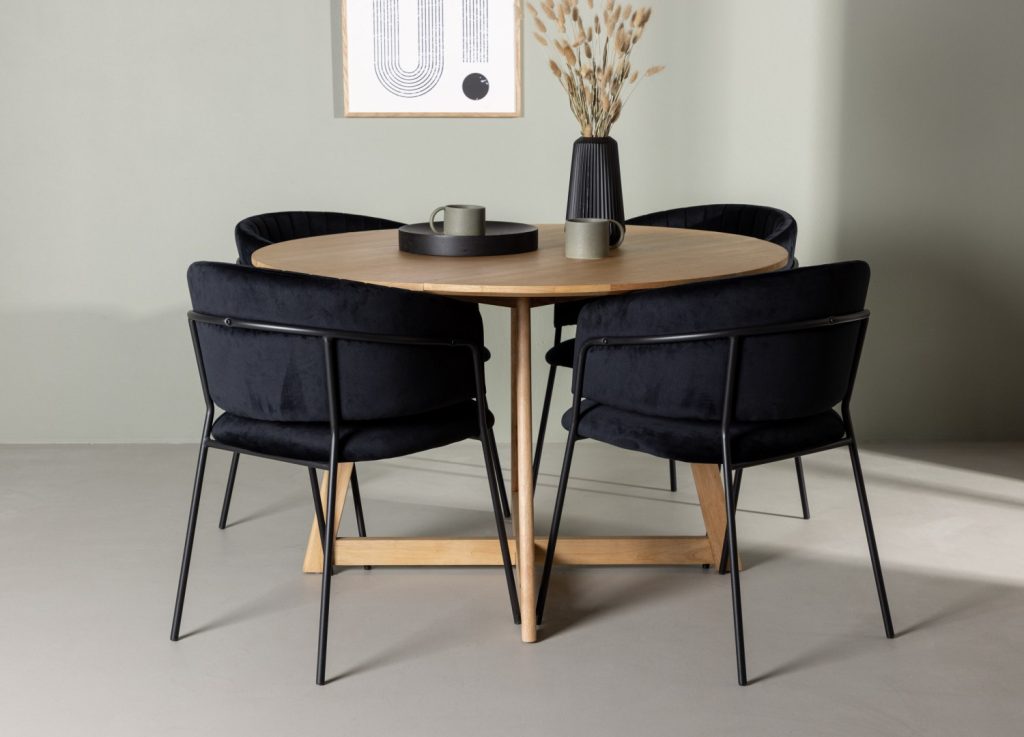 Ensemble table à manger ronde Yakidon avec 4 chaises Selma dans une salle à manger